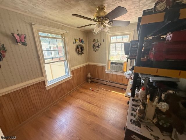 33 Poplar St, Bloomingdale Boro, NJ 07403