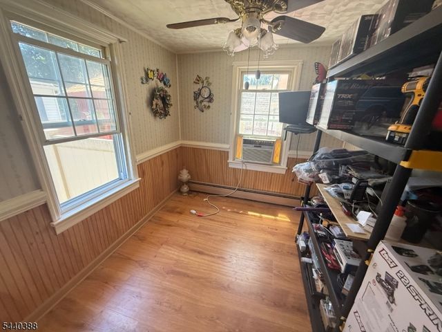 33 Poplar St, Bloomingdale Boro, NJ 07403