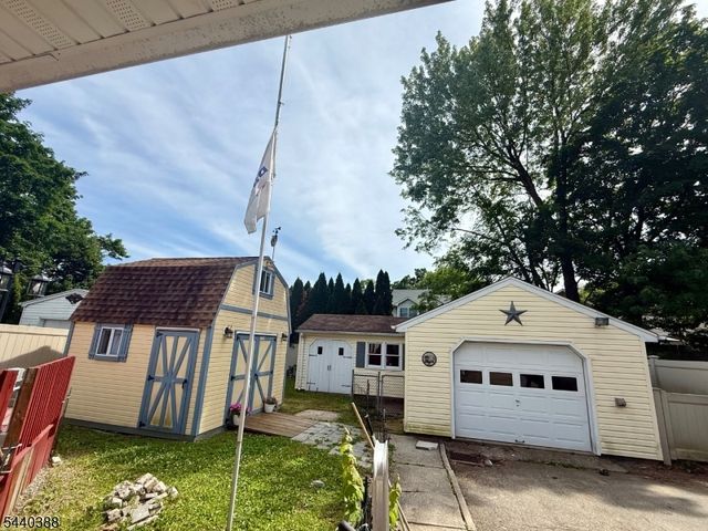 33 Poplar St, Bloomingdale Boro, NJ 07403