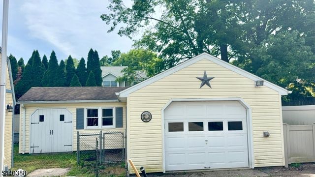 33 Poplar St, Bloomingdale Boro, NJ 07403
