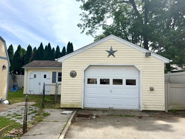 33 Poplar St, Bloomingdale Boro, NJ 07403