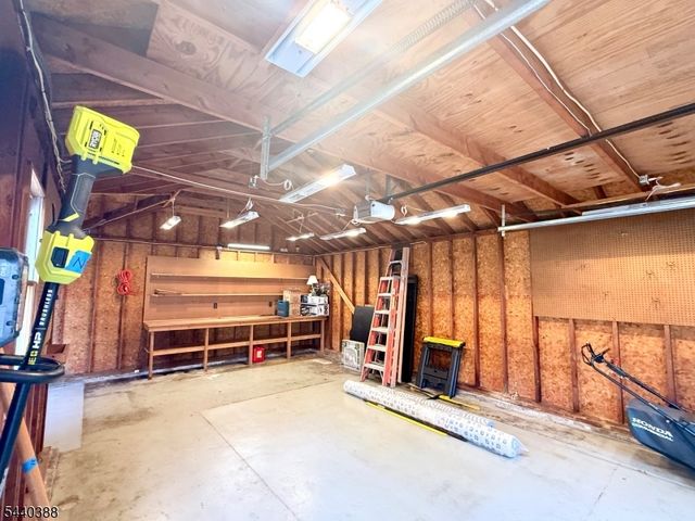 33 Poplar St, Bloomingdale Boro, NJ 07403