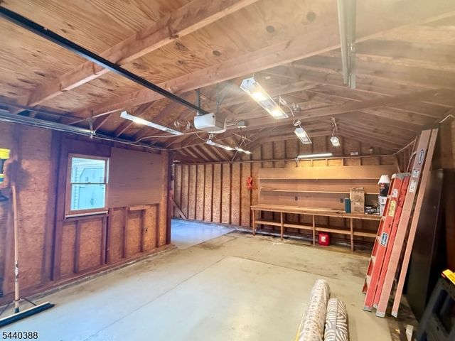33 Poplar St, Bloomingdale Boro, NJ 07403
