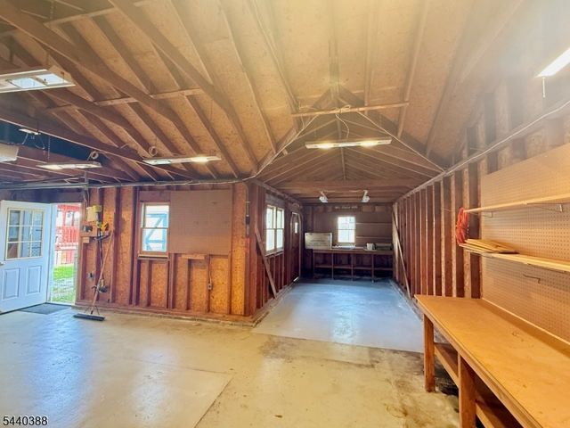 33 Poplar St, Bloomingdale Boro, NJ 07403