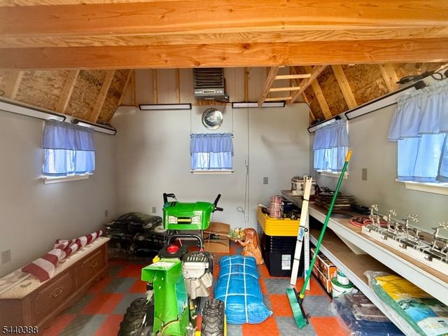 33 Poplar St, Bloomingdale Boro, NJ 07403