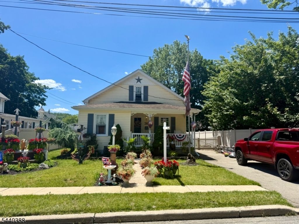 33 Poplar St, Bloomingdale Boro, NJ 07403
