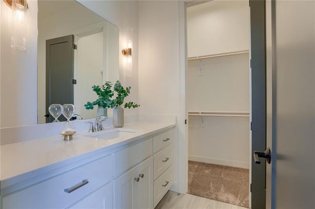 2424 W 177th Street, Overland Park, KS 66085