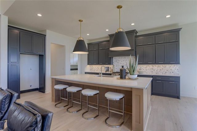 2424 W 177th Street, Overland Park, KS 66085