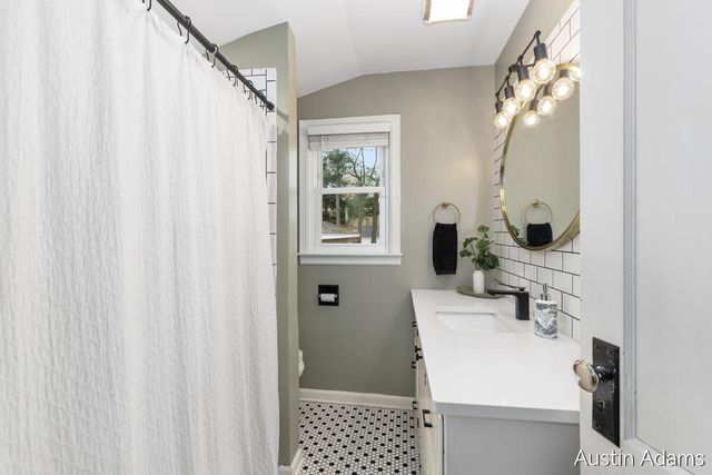 638 E Central Avenue, Zeeland, MI 49464