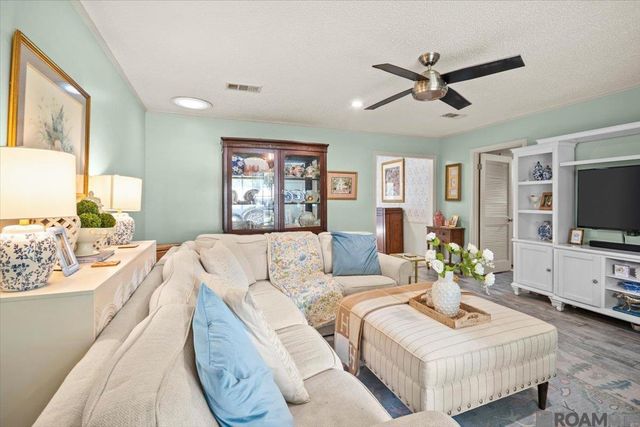 26811 Pen Dr, Walker, LA 70785