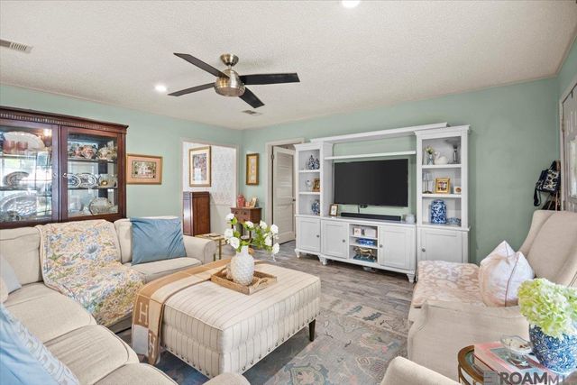 26811 Pen Dr, Walker, LA 70785