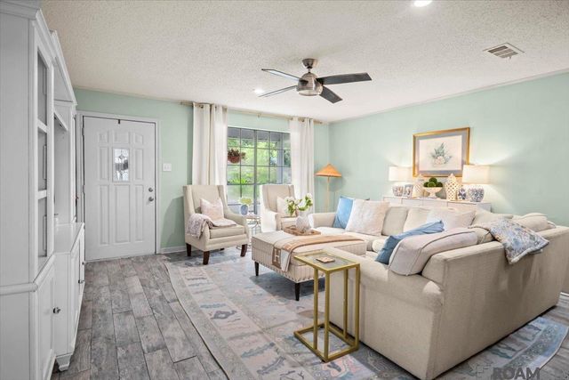 26811 Pen Dr, Walker, LA 70785