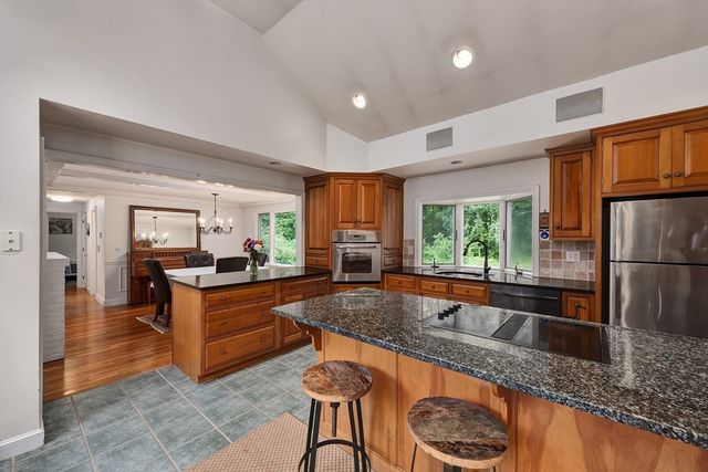 2 Pinehurst Dr, Boxford, MA 01921