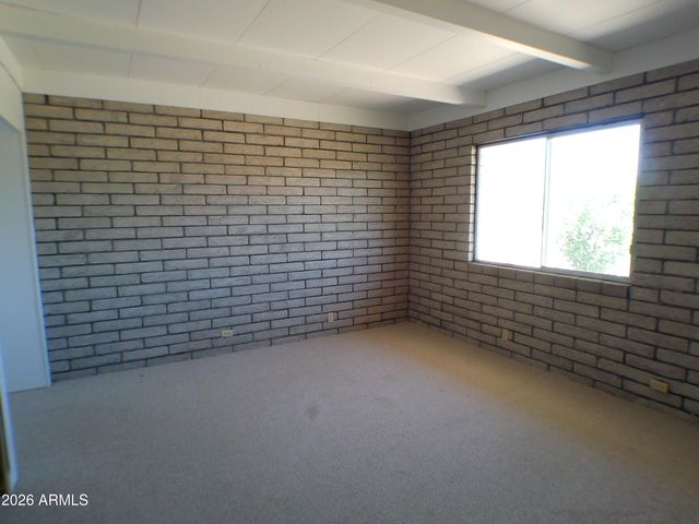 12 E SILVER KING Road, Queen Valley, AZ 85118