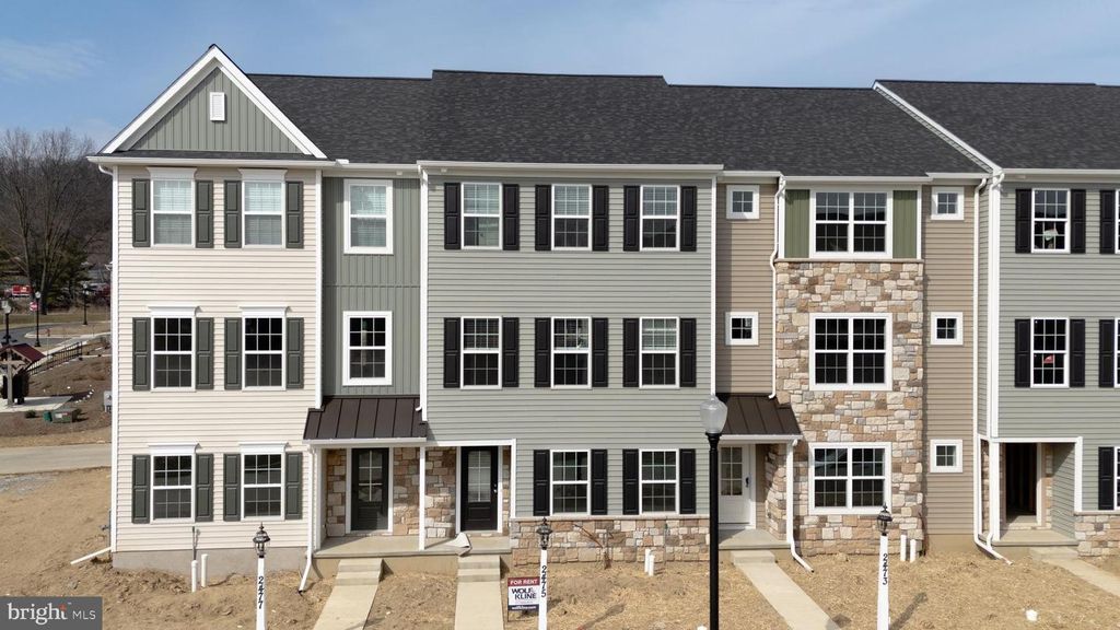 2445 SPRING WATER CIR, Lancaster, PA 17601