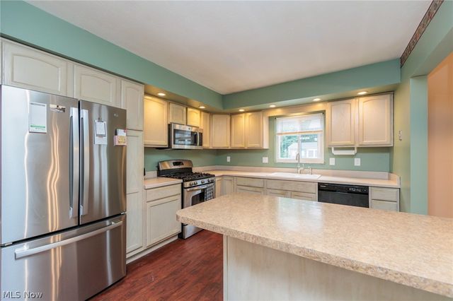 25100 Arlington Lane, North Olmsted, OH 44070