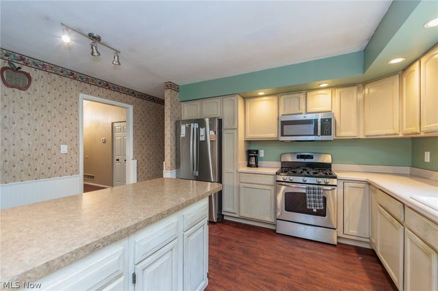 25100 Arlington Lane, North Olmsted, OH 44070