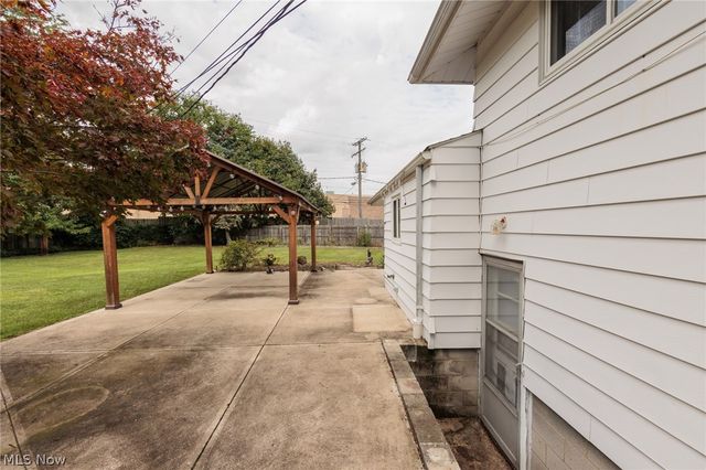 25100 Arlington Lane, North Olmsted, OH 44070