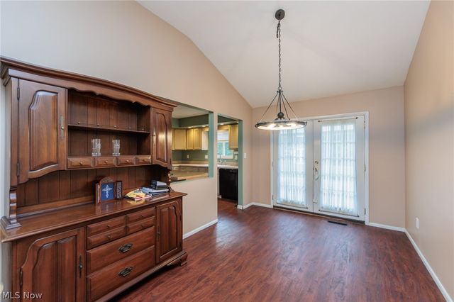 25100 Arlington Lane, North Olmsted, OH 44070