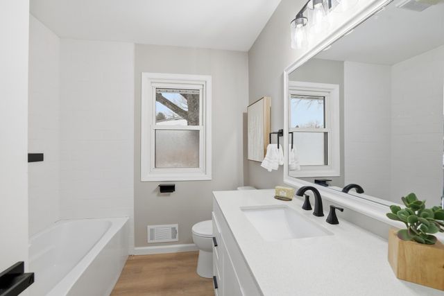 405 Minnesota Avenue, Roseville, MN 55113