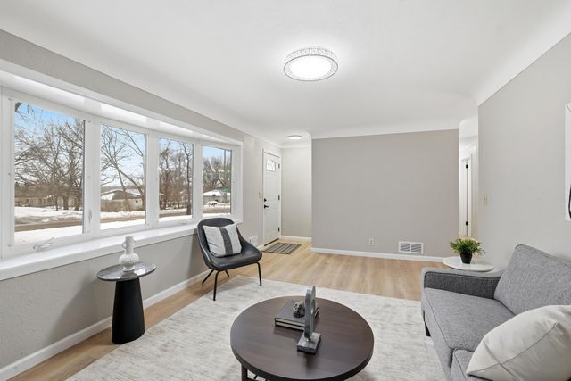 405 Minnesota Avenue, Roseville, MN 55113