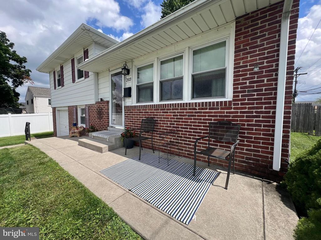 203 CARLTON DR, Broomall, PA 19008