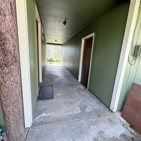 15 Twin Oaks Road, Jacksonville, OR 97530