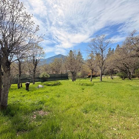 15 Twin Oaks Road, Jacksonville, OR 97530