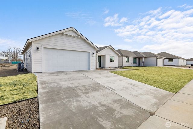 221 Lessor Loop, Moses Lake, WA 98837