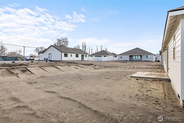 221 Lessor Loop, Moses Lake, WA 98837