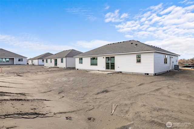 221 Lessor Loop, Moses Lake, WA 98837