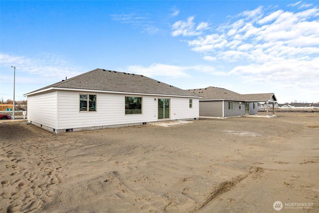 221 Lessor Loop, Moses Lake, WA 98837