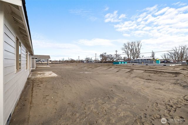 221 Lessor Loop, Moses Lake, WA 98837