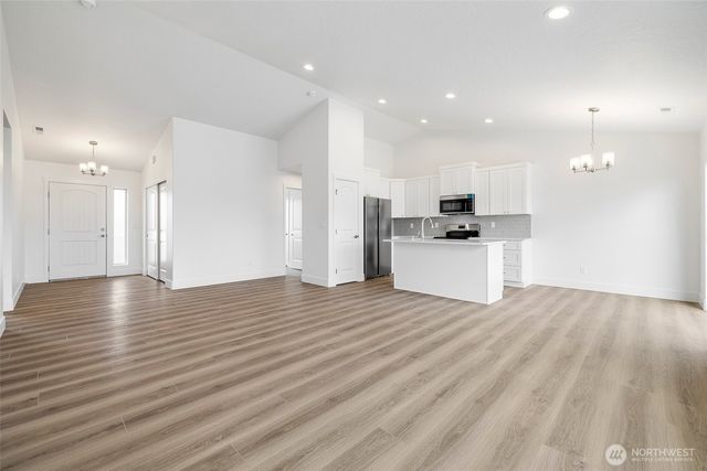 221 Lessor Loop, Moses Lake, WA 98837