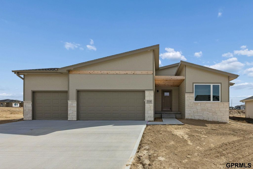21109 Jessie Avenue, Elkhorn, NE 68022