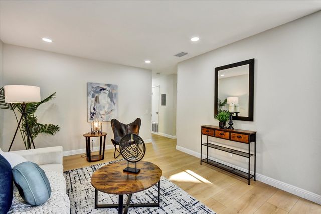 2547 Easton Ln 18, San Jose, CA 95133