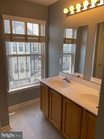 8 SWAN CT, Delran, NJ 08075