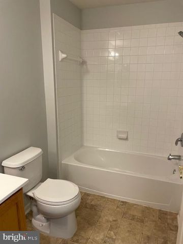 8 SWAN CT, Delran, NJ 08075