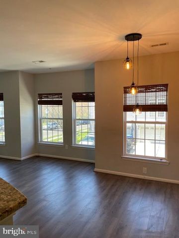 8 SWAN CT, Delran, NJ 08075