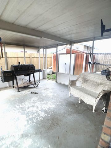 2216 Acadian Dr, Houma, LA 70363