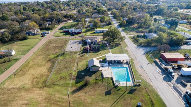 208 Shadowwood Street, Gun Barrel City, TX 75156