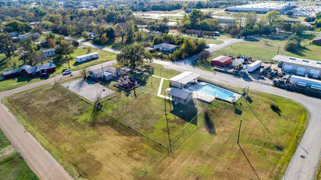 208 Shadowwood Street, Gun Barrel City, TX 75156