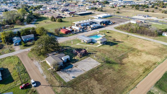 208 Shadowwood Street, Gun Barrel City, TX 75156