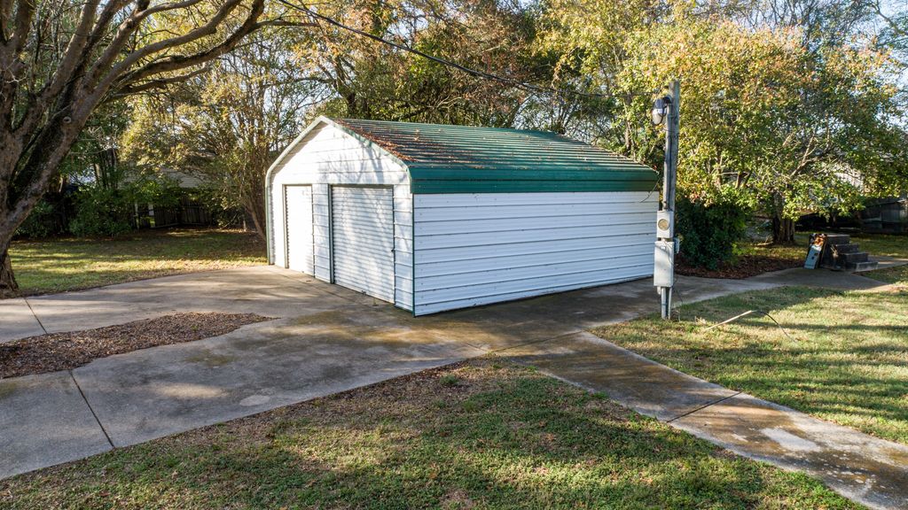 208 Shadowwood Street, Gun Barrel City, TX 75156