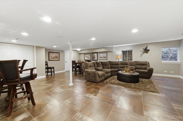 990 Pinecrest Drive, Sugar Grove, IL 60554