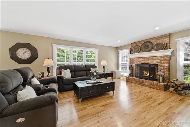 990 Pinecrest Drive, Sugar Grove, IL 60554