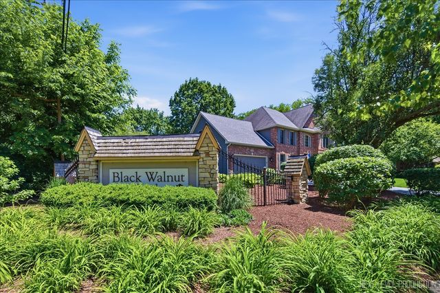 990 Pinecrest Drive, Sugar Grove, IL 60554