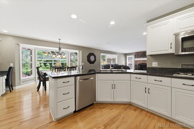 990 Pinecrest Drive, Sugar Grove, IL 60554