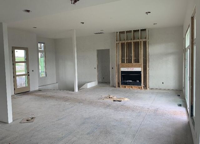 3256 W Bluffview Street, Springfield, MO 65810