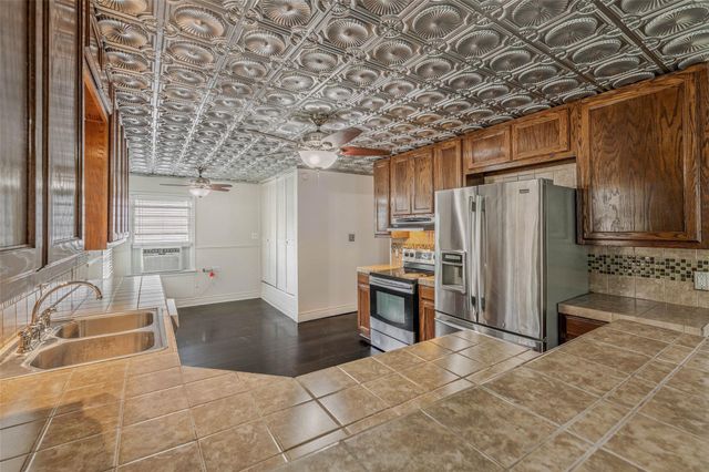 1116 Kettler St, Navasota, TX 77868